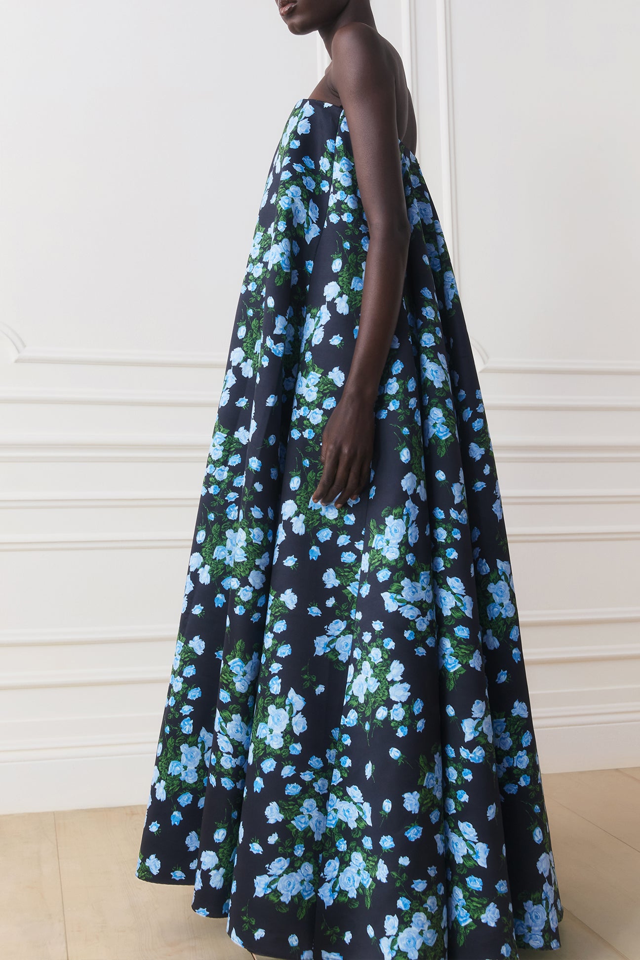 ■Emilia Wickstead フローラル タピタ パユ ドレス Leila Dress In Blue Roses on White Taffeta Faille | Emilia