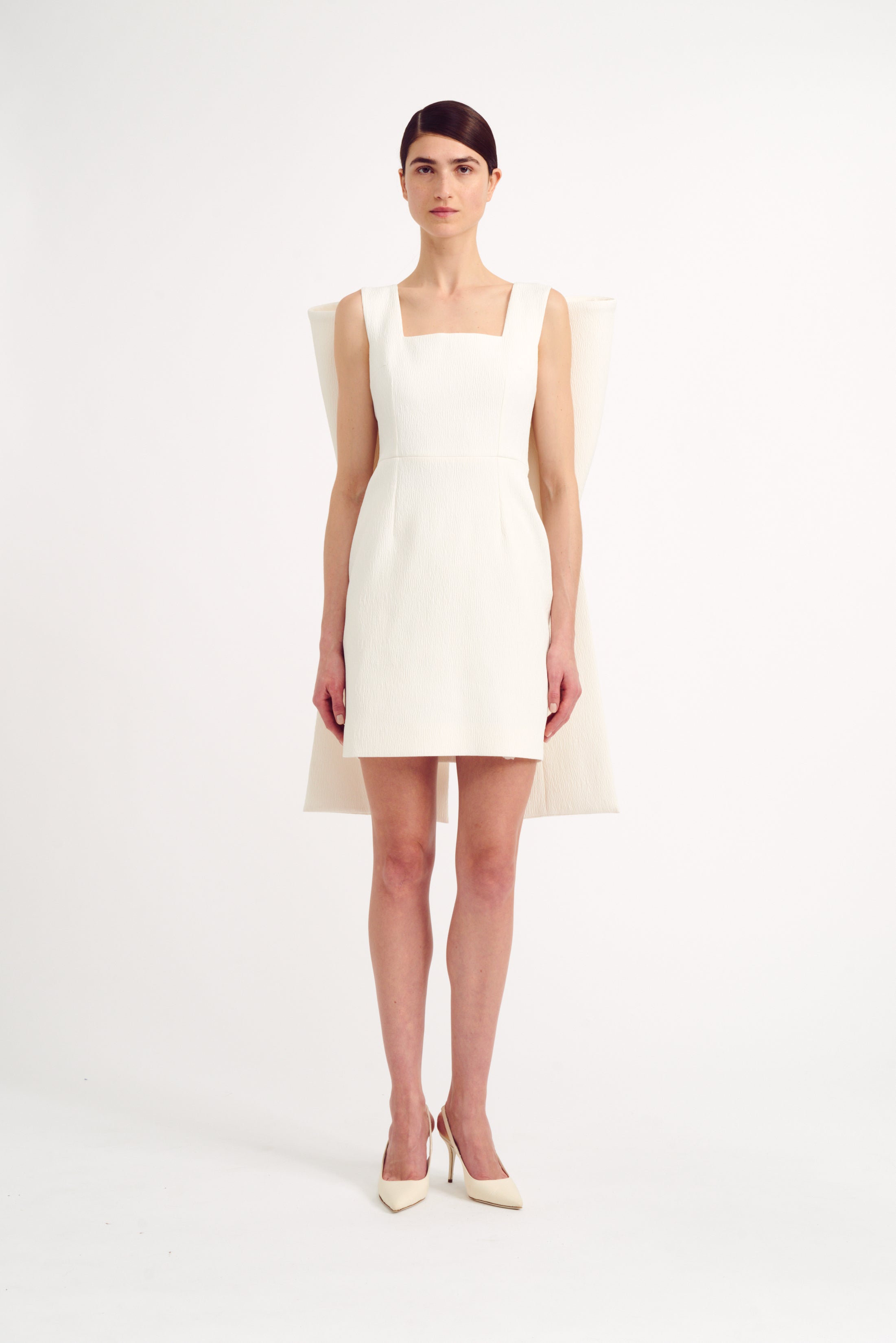 Drusilla Bow Back Mini Bridal Dress in Ivory Textured Cloque Robes de mariée courtes The Wedding Explorer Drusilla Bow Back Mini Bridal Dress in Ivory Textured Cloque Robes de mariée courtes The Wedding Explorer