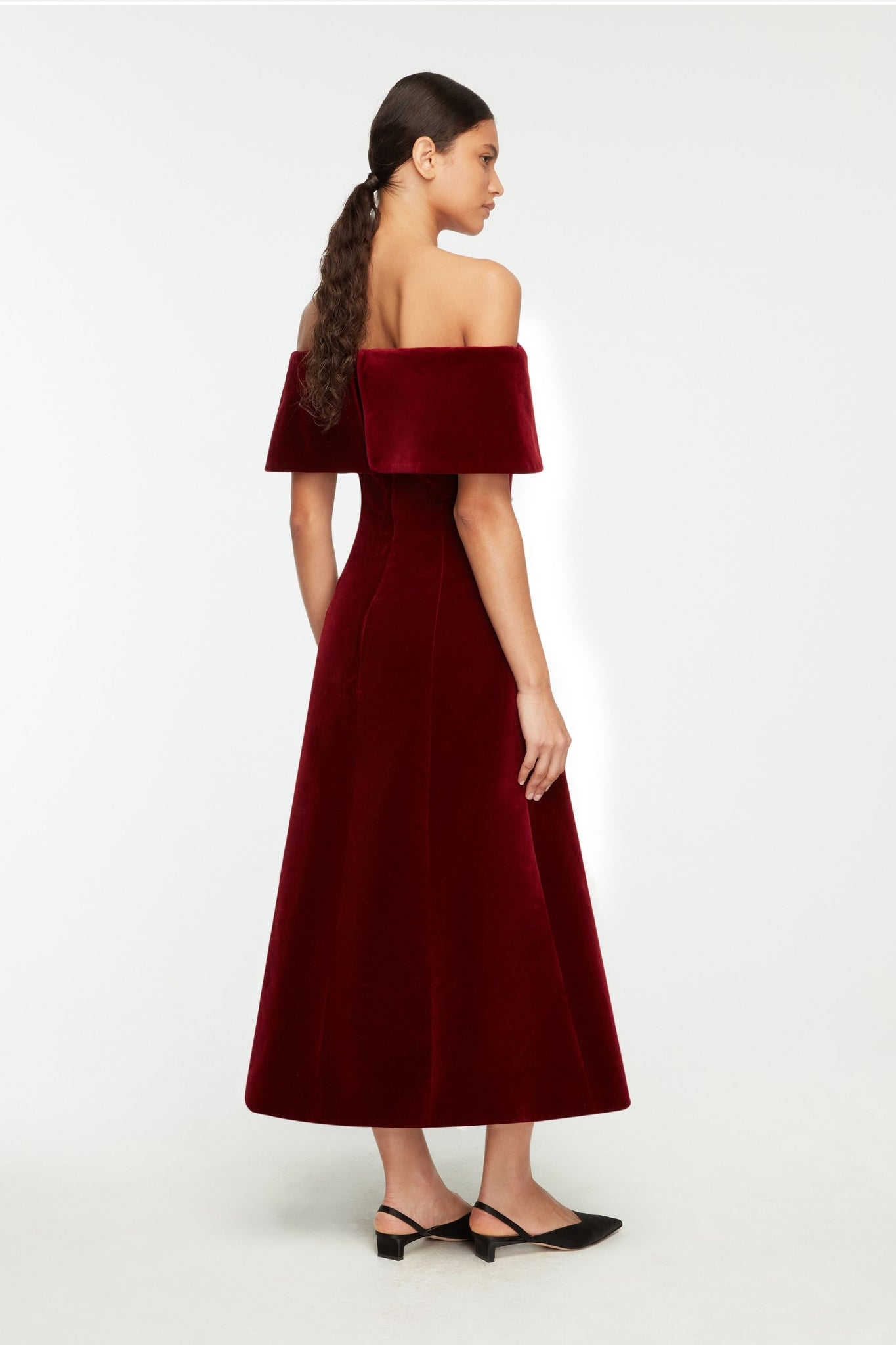 Carita Dress In Burgundy Wind Velvet| Full body side back view
