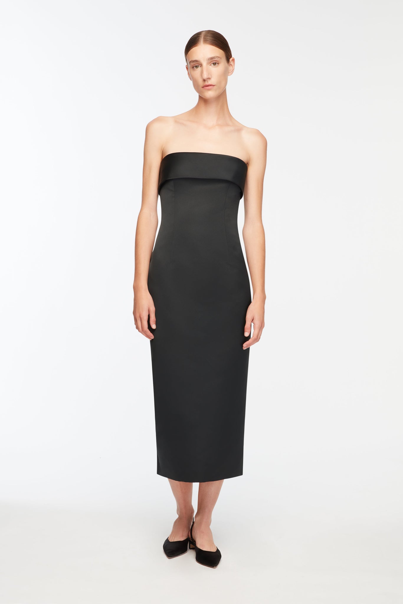 black duchess satin dress Discover the duchess satin molded Marchesa Resort 2023 gown with detachable lantern sleeves. #Marchesa #RE23Marcchesa